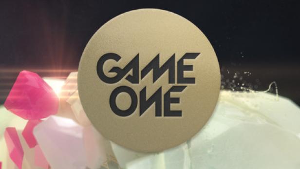 Das Logo von „Game One“ auf einem goldenen Button vor abstraktem Hintergrund.