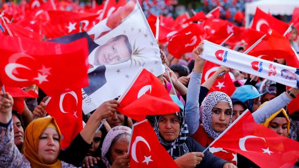Trotz der nationalistischen und autoritären Politik des Präsidenten rät Gerhard Schweizer der EU, die Türe zu Ankara nicht gänzlich zuzuschlagen: „Es gibt eine Zeit nach Erdoğan“.