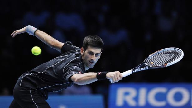 Novak Đoković beim Aufschlag während eines Tennisspiels.