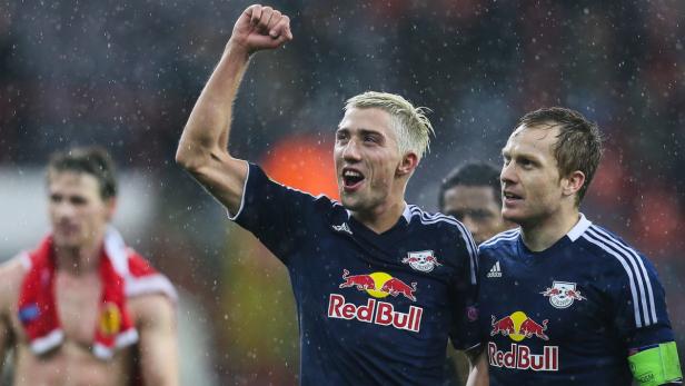 Zwei Fußballspieler von Red Bull jubeln im Regen.