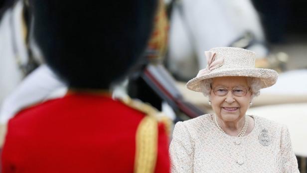 Britain's Queen Elizabeth returns Buckingham Palac