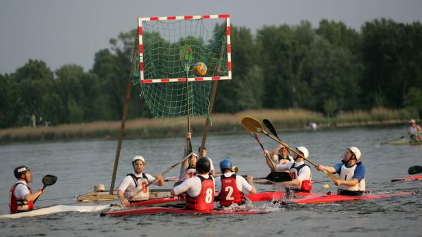 Das Tor ist das Ziel: Der Ball wird vom angreifenden Team Richtung Netz geworfen, Tormann oder -frau versuchen, Treffer zu verhindern.