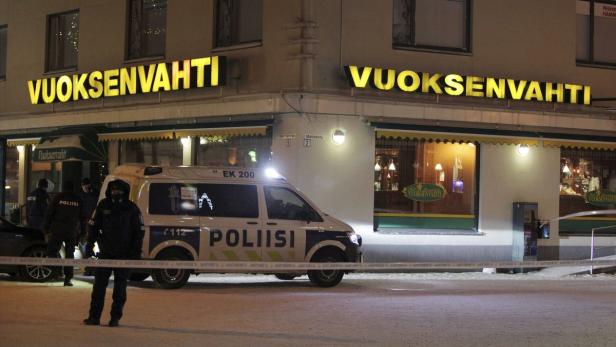 Polizisten riegeln das Restaurant in Imatra im Osten Finnlands ab.