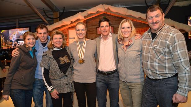 Maria Höfl-Riesch mit Ehemann und Eltern und Geschwistern nach ihrer 2. WM-Medaille in Schladming