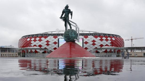 Der Rubel rollt: Ob in die Otkrytije-Arena in Moskau - oder in die Taschen von Russlands Teamchef Fabio Capello.