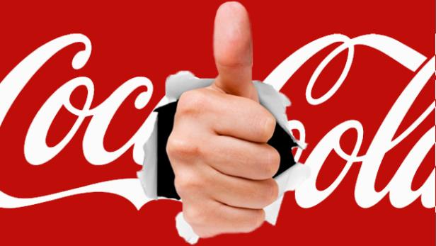 Eine Hand, die aus einem zerrissenen Coca-Cola-Logo einen Daumen nach oben zeigt.