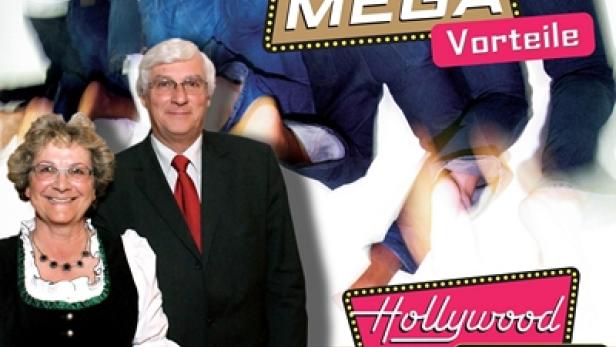 Ein älteres Paar posiert vor einer Werbung für das Hollywood Megaplex Kino.