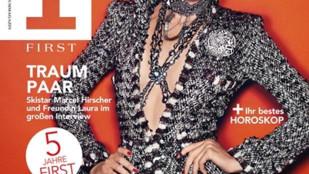 Das Cover des „First“-Magazins zeigt Iris Strubegger in einem Blazer und auffälligem Schmuck vor orangem Hintergrund.