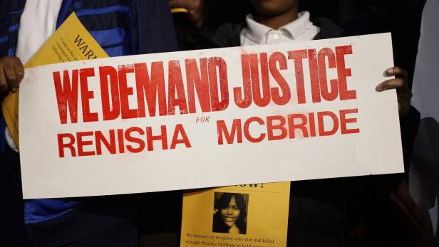 Demonstranten halten Schilder mit der Aufschrift „We demand justice for Renisha McBride“.