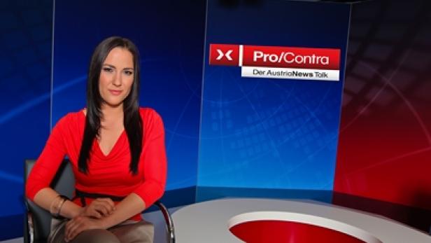 Eine Frau sitzt vor dem „Pro/Contra“-Logo des AustriaNews Talk.