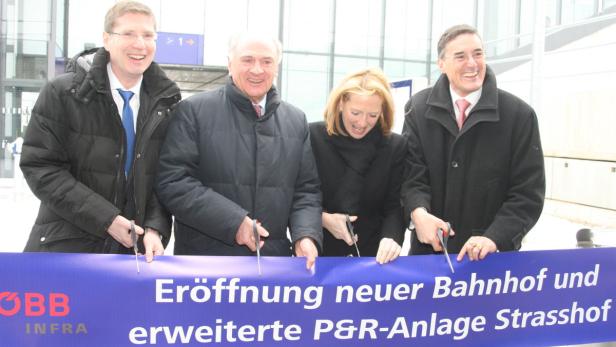 Vier Personen durchschneiden ein blaues Band zur Eröffnung des neuen Bahnhofs und der erweiterten P&R-Anlage Strasshof.