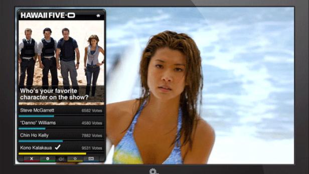 Ein Fernseher zeigt eine Umfrage zu „Hawaii Five-O“ und ein Bild von Kono Kalakaua am Strand.