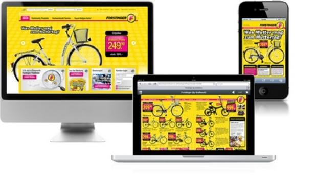 Ein Desktop-Computer, ein Laptop und ein Smartphone zeigen die Webseite von Forstinger.