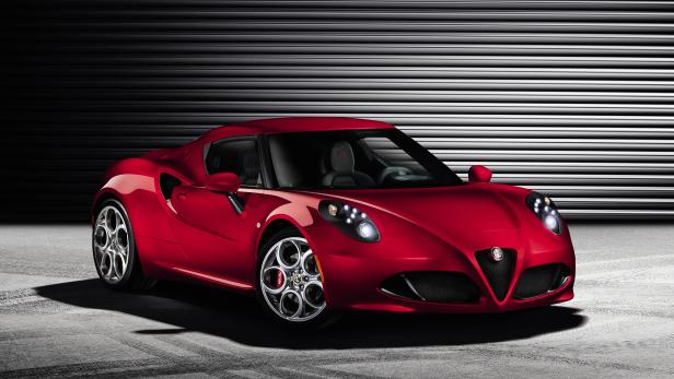 Ein roter Alfa Romeo 4C steht vor einem Rolltor.