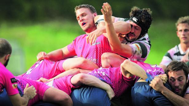 Mit Haken und Ösen und enormem physischen Aufwand kämpften Stade Rugby (li. Jakob Liska) und Donau Wien (Johannes Dachler) mehr als 100 Minuten lang.