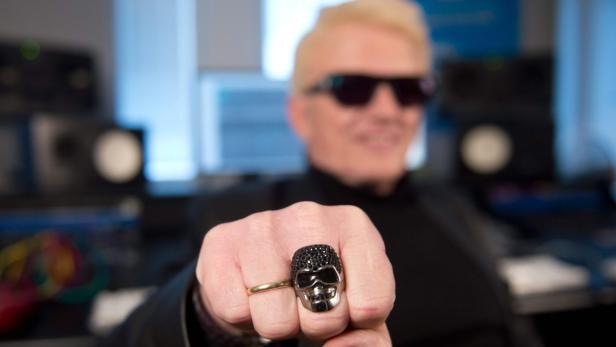 epa03579107 German singer Heino shows his skull ring while posing for photographs during an interview in Berlin, Germany, 11 February 2013. His new album of cover versions of German songs reached the top position in the German music download charts since its release on 01 February. Never before an album by a German artist has been legally downloaded as many times in the first few days. EPA/MAURIZIO GAMBARINI