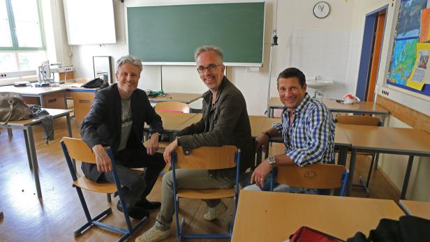 Florian Scheuba, Werner Sobotka und Wolfgang Fifi Pissecker in ihrer alten Schule, dem Gymnasium Keimgasse in Mödling – dort, wo für die späteren Kabarettstars vor mehr als 30 Jahren die Karriere begann.