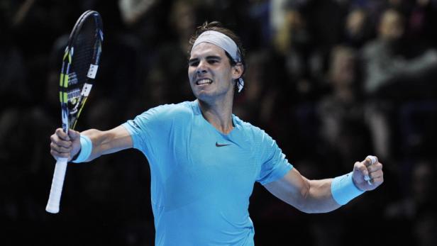 Rafael Nadal feiert einen Punkt mit erhobener Faust und Tennisschläger.