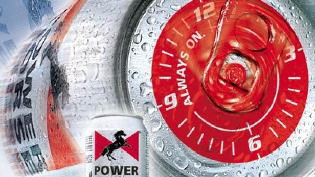 Eine Dose Power Horse Energy Drink vor einem silbernen Hintergrund mit Wassertropfen und einem roten Zifferblatt.