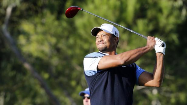 Tiger Woods schwingt seinen Golfschläger auf dem Golfplatz.
