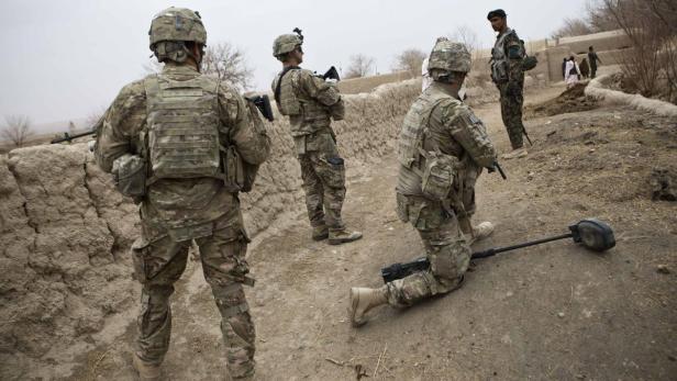 U.S. troops are seen on patrol near Command Outpost AJK (short for Azim-Jan-Kariz, a nearby village) in Maiwand District, Kandahar Province, February 1, 2013. REUTERS/Andrew Burton (AFGHANISTAN - Tags: POLITICS MILITARY)