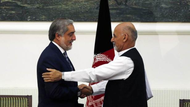 Umarmung nach Regierungsbildung: Abdullah Abdullah (links) und Ashraf Ghani Ahmadzai (rechts)
