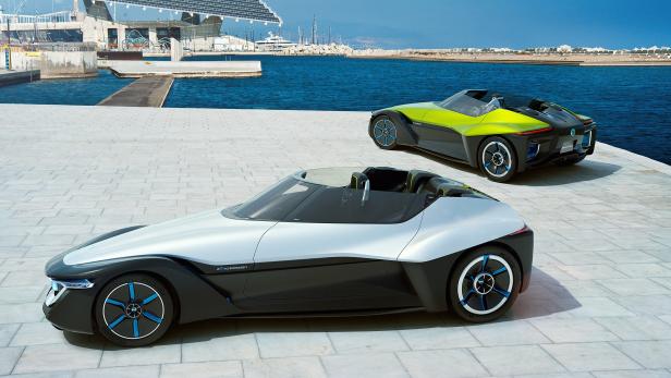 Zwei Nissan BladeGlider Elektro-Sportwagen stehen an einem Hafen.