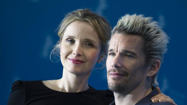 Cast members Julie Delpy (L) and Ethan Hawke pose during a photocall to promote their movie &quot;Before Midnight&quot; at the 63rd Berlinale International Film Festival in Berlin February 11, 2013. REUTERS/Thomas Peter (GERMANY - Tags: ENTERTAINMENT)