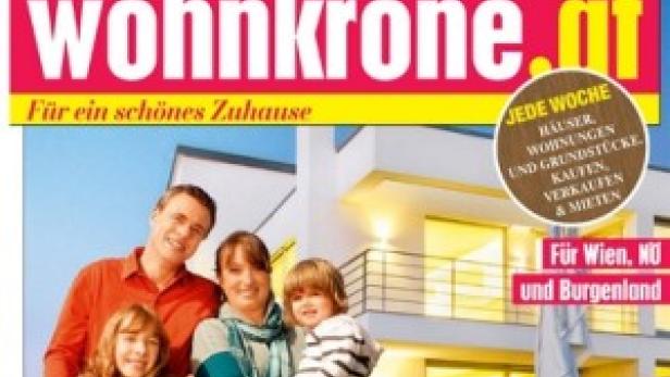 Eine Familie steht vor einem modernen Haus, abgebildet auf dem Cover der Wohnkrone vom 15. August 2012.