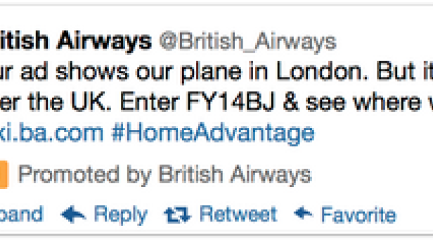 Ein British Airways Flugzeug im Flug über dem Meer.