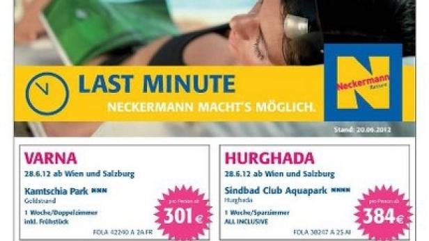 Eine Person entspannt sich am Strand, beworben werden Last-Minute-Reisen mit Neckermann Reisen.