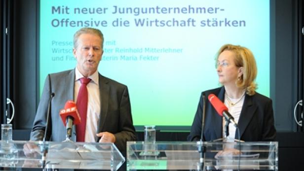 Reinhold Mitterlehner und Maria Fekter bei einer Pressekonferenz zum Thema Jungunternehmer-Offensive.