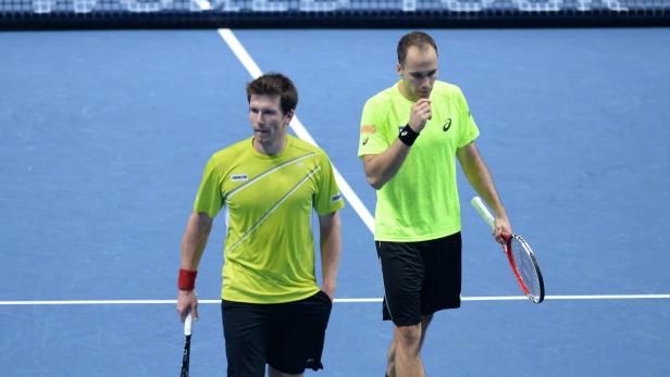 Zwei Tennisspieler stehen auf einem blauen Platz.
