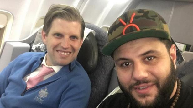Muslimischer Comedian trifft Eric Trump im Flugzeug