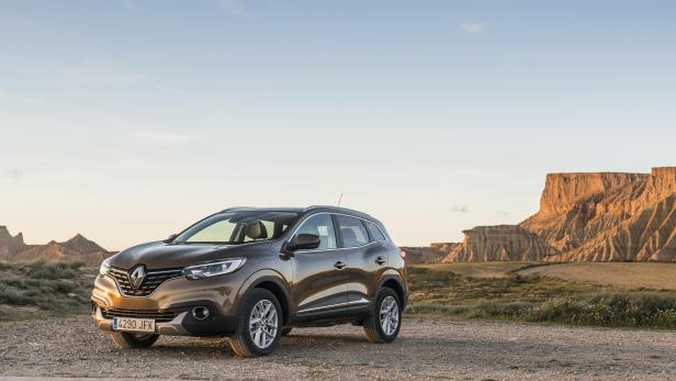 Ein brauner Renault Kadjar vor einer Wüstenlandschaft.