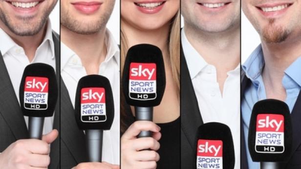 Fünf Personen halten Sky Sport News HD Mikrofone in die Kamera.