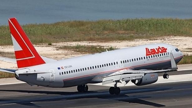 Ein Flugzeug der Lauda Europe startet auf einer Landebahn.