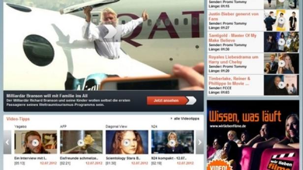 Screenshot der SnackTV-Website mit Richard Branson, der aus einem Flugzeugfenster schaut.