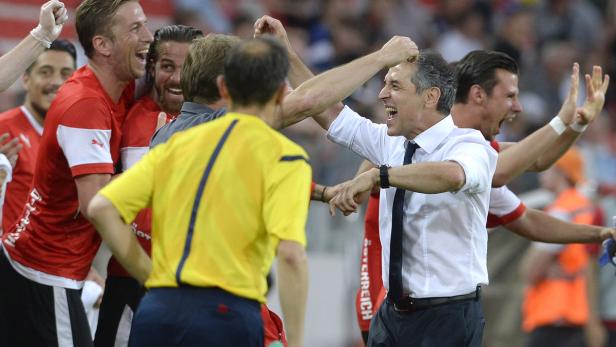 Marc Janko und Teamchef Marcel Koller (R.) jubeln nach dem 0:1in der Otkytie Arena in Moskau. Vor den TV-Schirmen jubelte eine Millionen-Publikum mit. FOTO: APA/ROBERT JAEGER