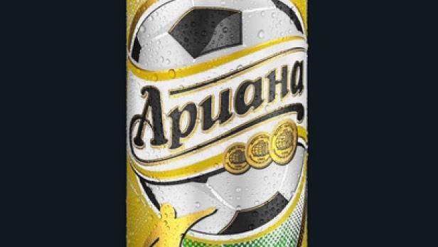 Eine Dose Ariana-Bier mit einem Fußball-Design und Wassertropfen.