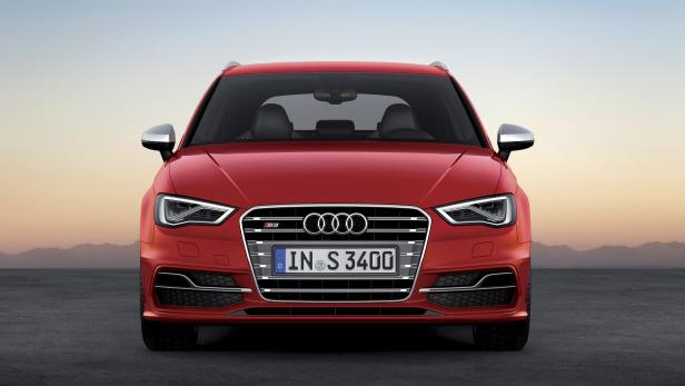 Ein roter Audi S3 steht vor einem hellen Himmel.