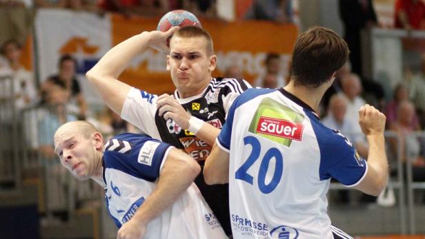 Ein Handballspieler wirft den Ball während eines Spiels.