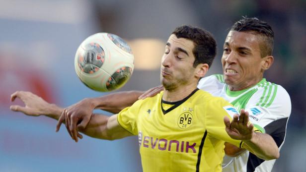 Zwei Fußballspieler kämpfen um den Ball.