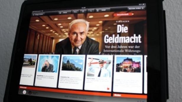 Ein Tablet zeigt einen Artikel über Helmut Kohl mit dem Titel „Die Geldmacht“.