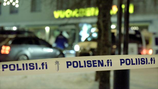 Ein Absperrband mit der Aufschrift „POLIIS.fi“ vor einem Gebäude.