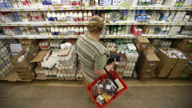 Eine Frau kauft Milchprodukte in einem Supermarkt ein.