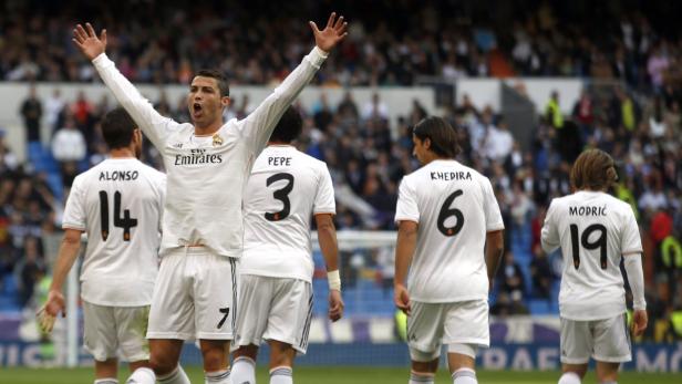 Cristiano Ronaldo jubelt mit erhobenen Armen auf dem Fußballfeld.