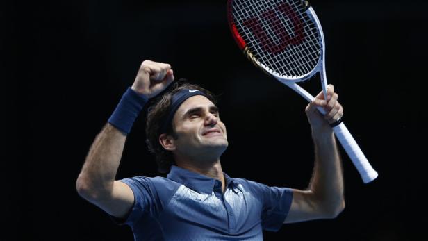 Roger Federer feiert mit erhobener Faust und Tennisschläger einen Sieg.