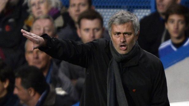 José Mourinho gestikuliert während eines Fußballspiels.