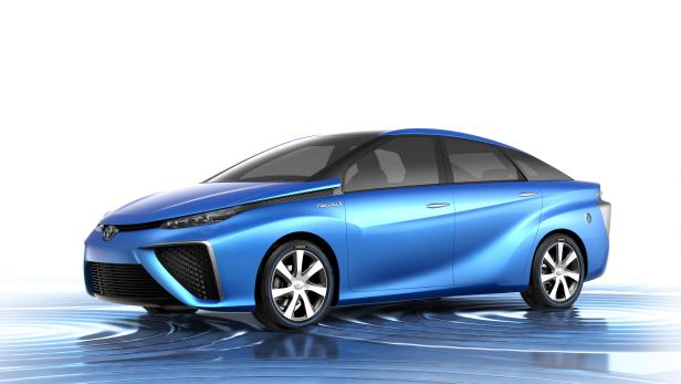Ein blaues Toyota Mirai Konzeptfahrzeug vor einem weißen Hintergrund.